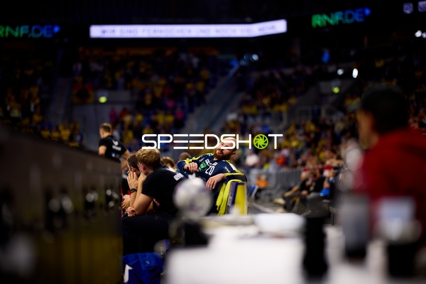 Mike Jensen (20; Rhein Neckar Löwen) entspannt auf der Bank