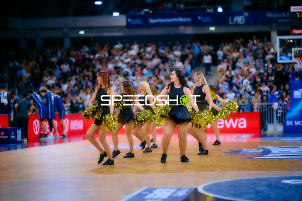Tanzshow der Pfitzenmeier Cheerdancers begeistert Fans