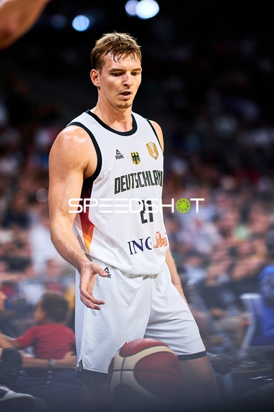 Justus Hollatz (21; Deutschland) dribbelt auf Court