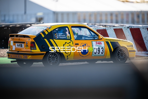 Klassischer Rennwagen auf der Rennstrecke