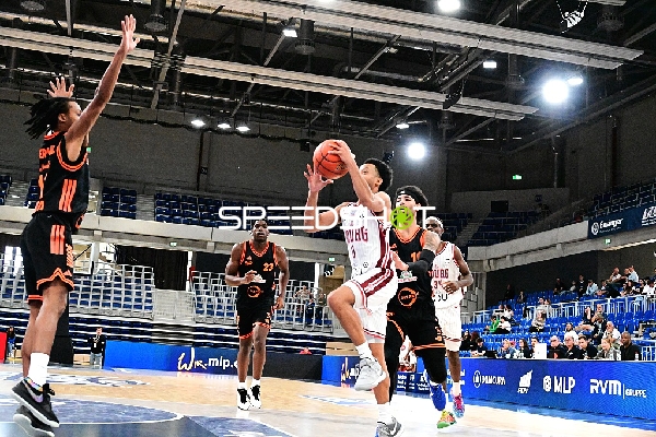 Wurfversuch von Darius McGhee (0; JL Bourg Basket)