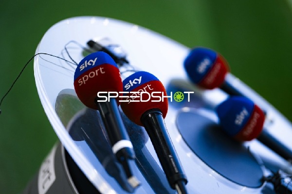 Mikrofone mit Sky Sport Logo