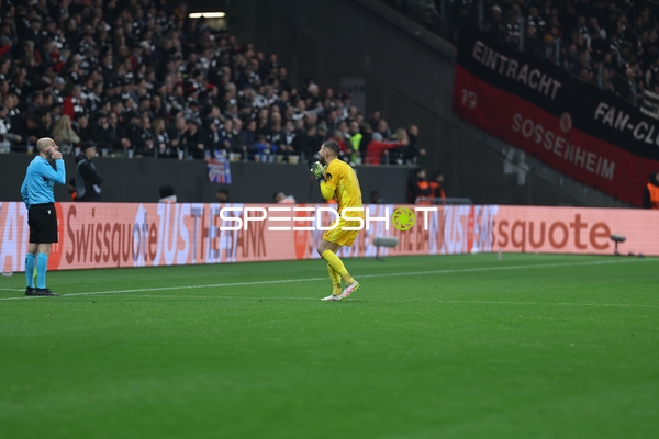 Torwart feiert im Europa League Viertelfinale