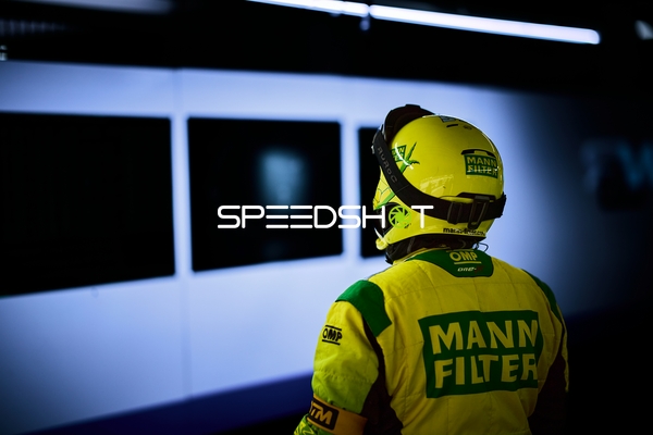 Mechaniker mit Helm im Fokus