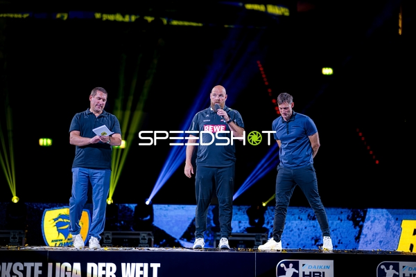 Offizielle auf Bühne