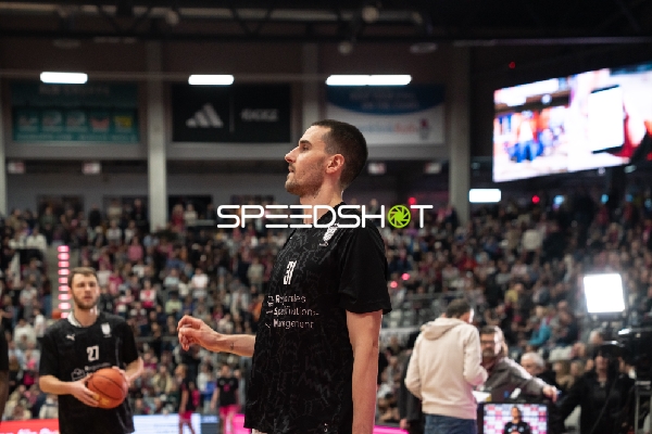 Szene mit Daniel Keppeler (31; Bamberg Baskets) beim Aufwärmen