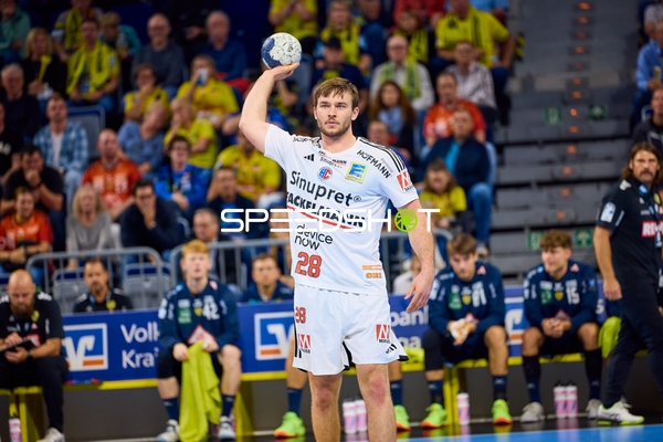 Jonathan Svensson vom HC Erlangen bereitet sich darauf vor, den Ball zu werfen.