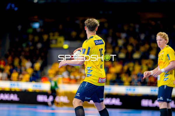 Ballbesitz David Móré (15;Rhein Neckar Löwen), Gustav Davidsson (22;Rhein Neckar Löwen)