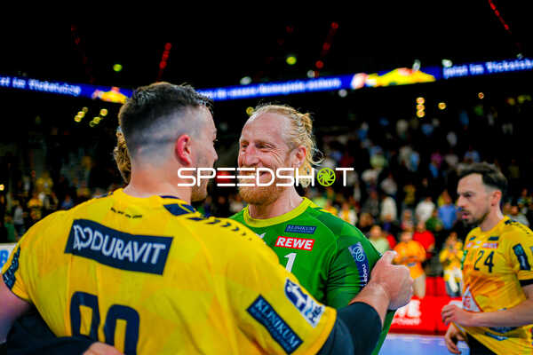 Torwartbegrüßung Mikael Appelgren (1;Rhein Neckar Löwen), Patrick Groetzki (24;Rhein Neckar Löwen)