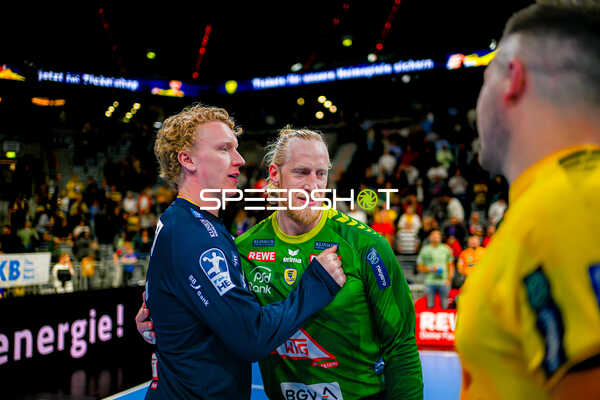 Torwartbegrüßung Mikael Appelgren (1;Rhein Neckar Löwen), Gustav Davidsson (22;Rhein Neckar Löwen)