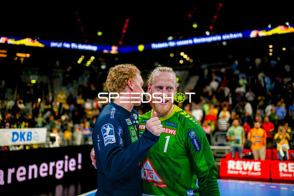 Torwartbegrüßung Mikael Appelgren (1;Rhein Neckar Löwen), Gustav Davidsson (22;Rhein Neckar Löwen)