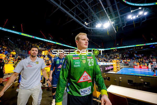 Spieler verlassen Spielfeld David Späth (29;Rhein Neckar Löwen), Ivan Martinović (5;Rhein Neckar Löwen)