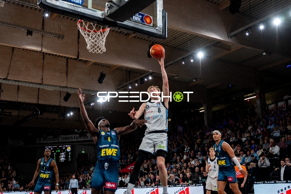 Jared Grey (8; Veolia Towers Hamburg) mit Wurf zum Korb