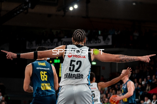 Spielaktion mit Zacharie Perrin (52; Veolia Towers Hamburg) und Filip Stanic (65; EWE Baskets Oldenburg)