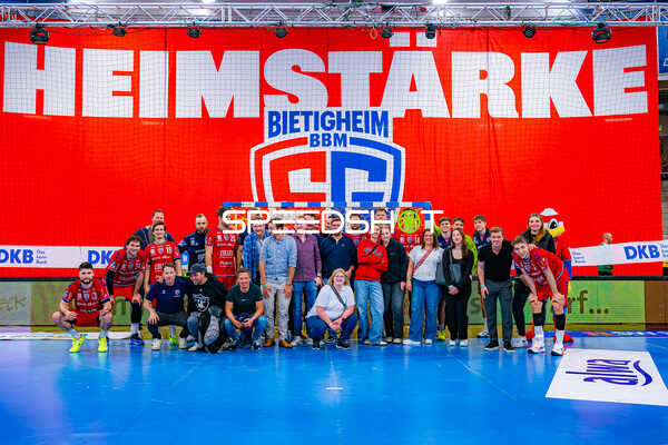 Teamfoto SG BBM Bietigheim mit Fans
