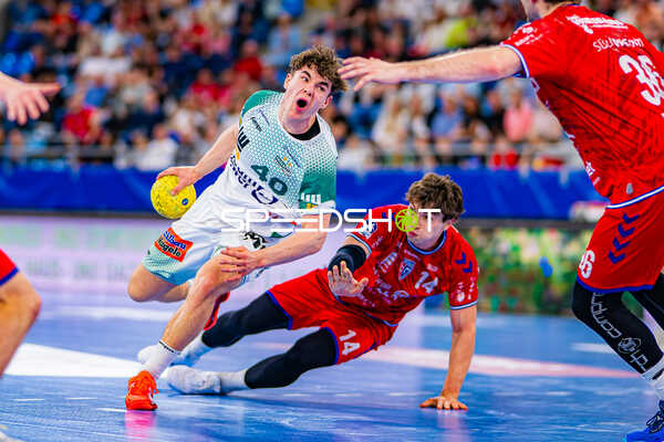 Tackle Elias Newel (40;Frisch Auf Göppingen), Fynn Nicolaus (14;SG BBM Bietigheim)