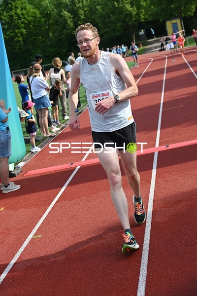 Läufer überquert Ziellinie