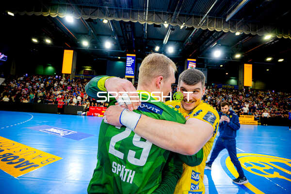 Umarmung David Späth (29;Rhein Neckar Löwen), Halil Jaganjac (45;Rhein Neckar Löwen)