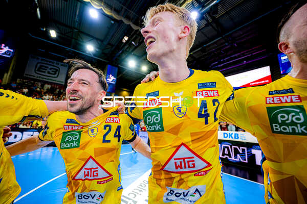 Feier nach Spielende Patrick Groetzki (24;Rhein Neckar Löwen), Jon Lindenchrone Andersen (42;Rhein Neckar Löwen)