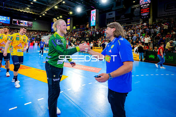 Mikael Appelgren (1, Rhein Neckar Löwen) und Spieler in blau geben sich die Hand