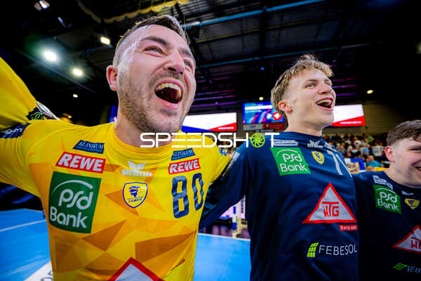 Feier Jannik Kohlbacher (80;Rhein Neckar Löwen), Niklas Michalski (26;Rhein Neckar Löwen)