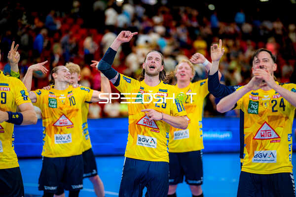 Feier nach Spielende Olle Forsell-Schefvert (25;Rhein Neckar Löwen), Juri Knorr (10;Rhein Neckar Löwen), Gustav Davidsson (22;Rhein Neckar Löwen), Patrick Groetzki (24;Rhein Neckar Löwen)