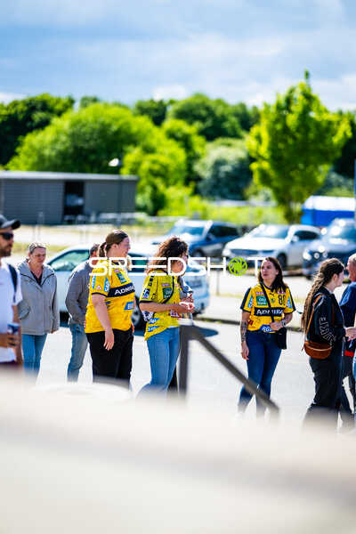 Warmup mit Fans und Spielern