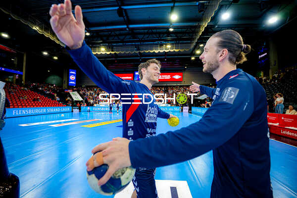 Begrüßung Buric Benjamin (0;SG Flensburg Handewitt), Olle Forsell-Schefvert (25;Rhein Neckar Löwen)