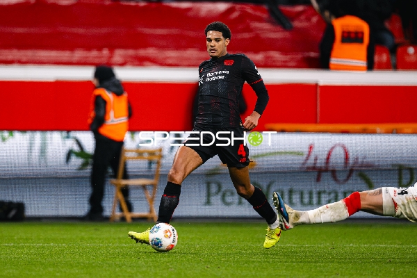 Ballkontrolle von Jarell Quansah (4; Bayer 04 Leverkusen)