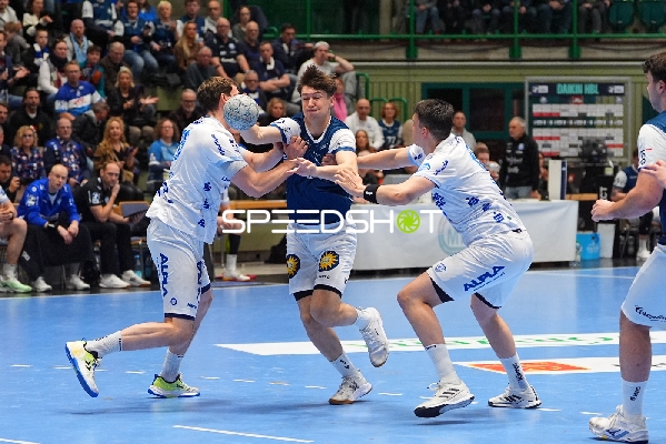 Belal Ibrahim Massoud (20; Bergischer HC) im Zweikampf mit Jan Mudrow (7; TBV Lemgo) und Frederik Simak (8; TBV Lemgo)