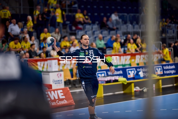 Matthes Langhoff (25, Füchse Berlin) bereitet Wurf vor
