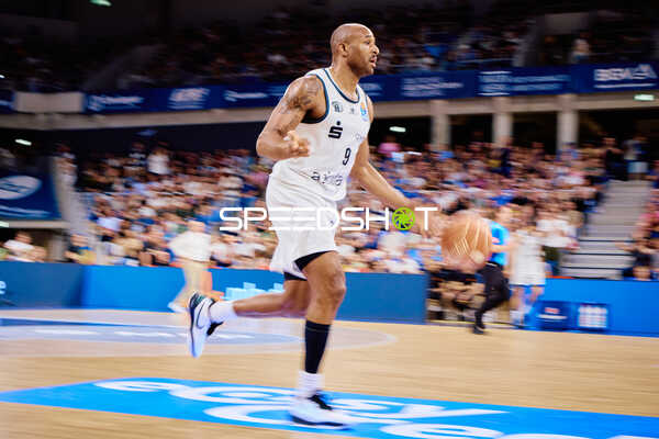 Dribbling DeAndre Lansdowne (9;Niners Chemnitz)