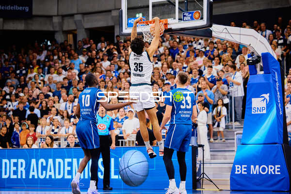 Dunk Roman Bedime (35;Niners Chemnitz) gegen Bakary Dibba (10;MLP Academics Heidelberg), Ryan Mikesell (33;MLP Academics Heidelberg)