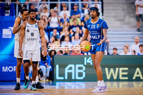 Ballbesitz Michael Weathers (20;MLP Academics Heidelberg) gegen Victor Bailey Jr (10;Niners Chemnitz)