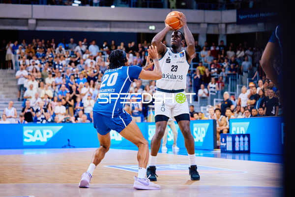 Wurf Damien Jefferson (23;Niners Chemnitz) verteidigt von Michael Weathers (20;MLP Academics Heidelberg)