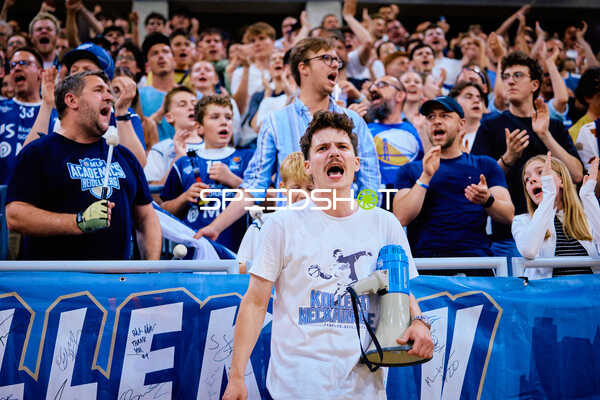 Fans jubeln und feuern an