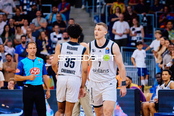 Spielunterbrechung Jonas Richter (7;Niners Chemnitz), Roman Bedime (35;Niners Chemnitz)
