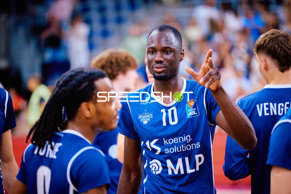 Kommunikation Bakary Dibba (10;MLP Academics Heidelberg), DJ Horne (0;MLP Academics Heidelberg)