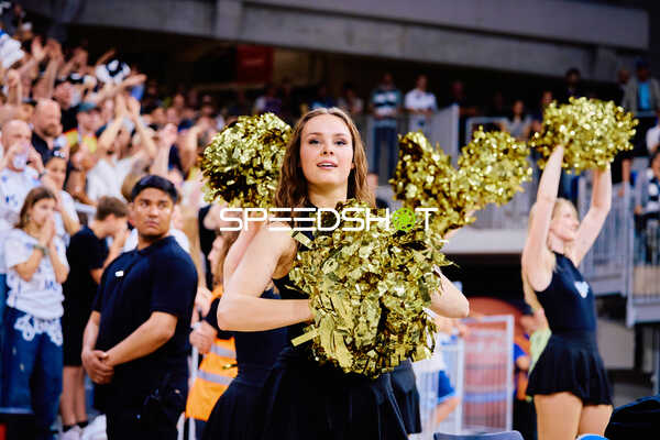 Cheerleader Performance ohne Spieler