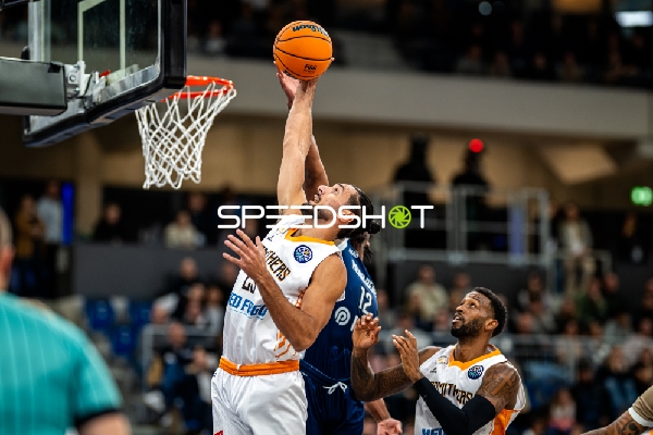 Spielszene mit Angelos Lagios (12; Promitheas Patras Vikos Cola) am Korb