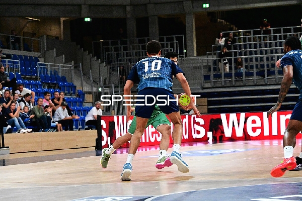 Zweikampf um den Ball