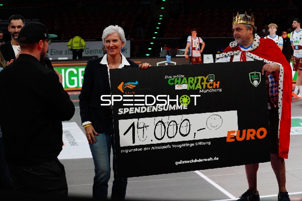 Charity-Spendenscheck-Übergabe mit Djordje Ilic (1; WWK Volleys Herrsching)