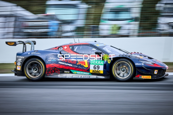 Rennfahrzeug auf der Rennstrecke