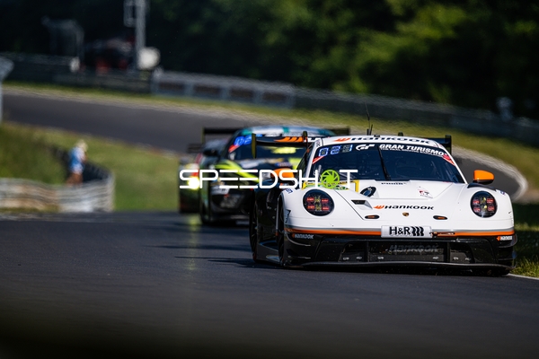 Zwei Fahrzeuge auf der Rennstrecke