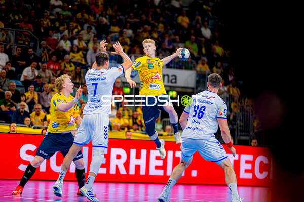 Wurf aufs Tor Jon Lindenchrone Andersen (42;Rhein Neckar Löwen) Handball