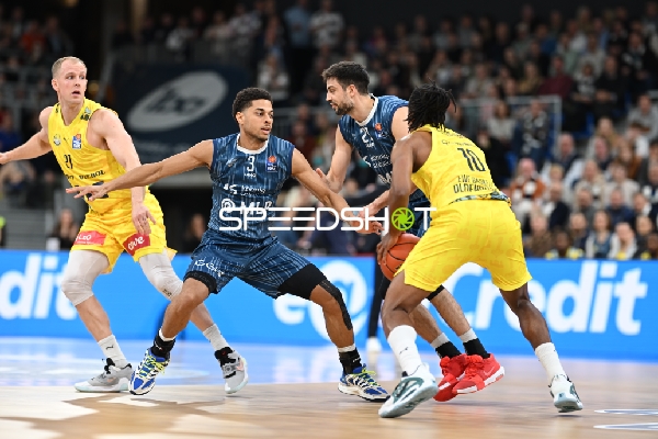 Spielaktion mit Seth Hinrichs (21; EWE Baskets Oldenburg) und Kevin McClain (3; MLP Academics Heidelberg)