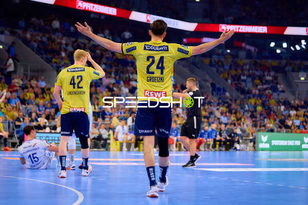 Patrick Groetzki (24, Rhein Neckar Löwen) und Jon Lindenchrone Andersen (42, Rhein Neckar Löwen) jubeln