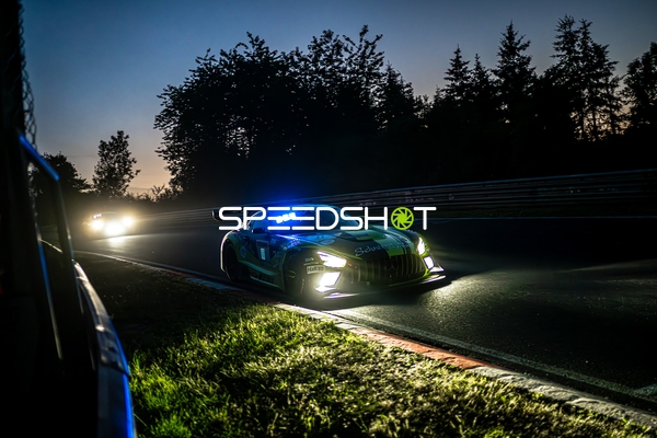 Mercedes-AMG GT3 bei Nacht am Nürburgring