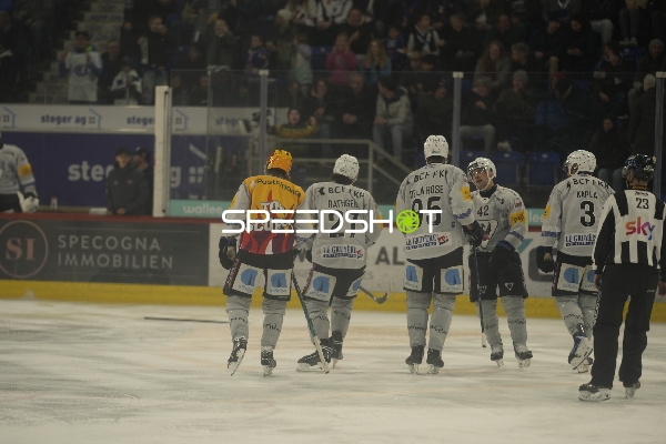 Spieler Yannick Rathgeb (27; Fribourg-Gotteron) und Jacob De la Rose (95; Fribourg-Gotteron) mit Torwart