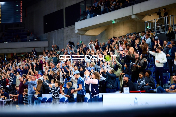 Fans feiern im SNP Dome